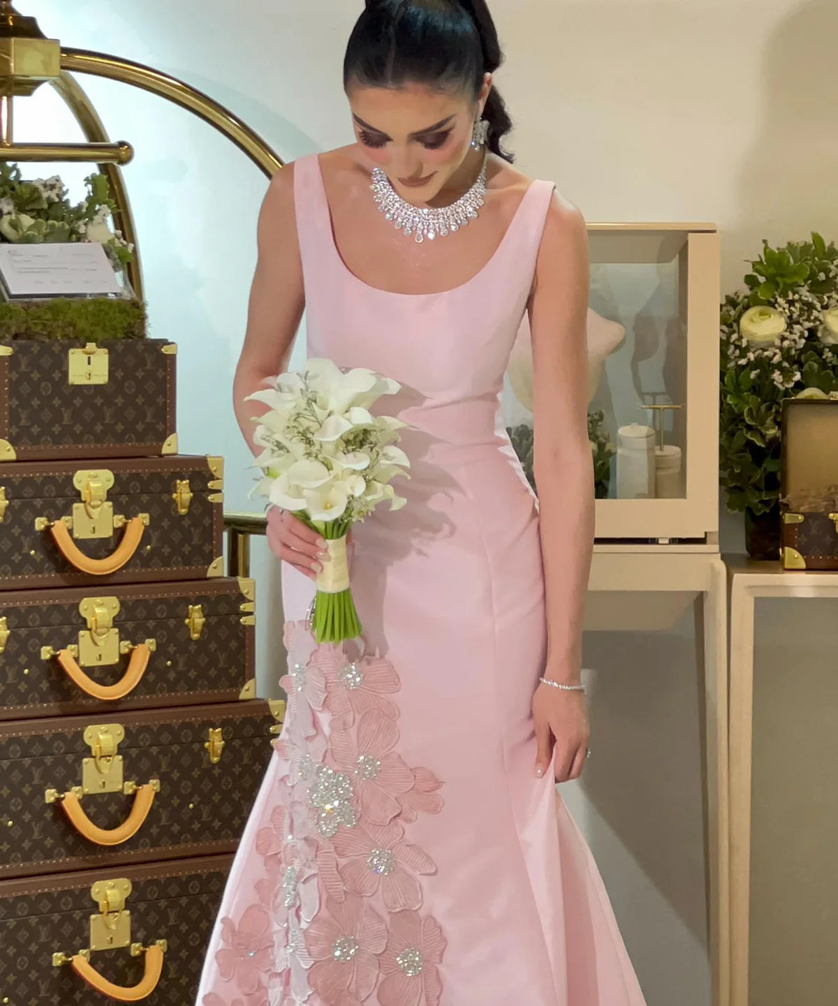 Robe rose à fleurs et perles