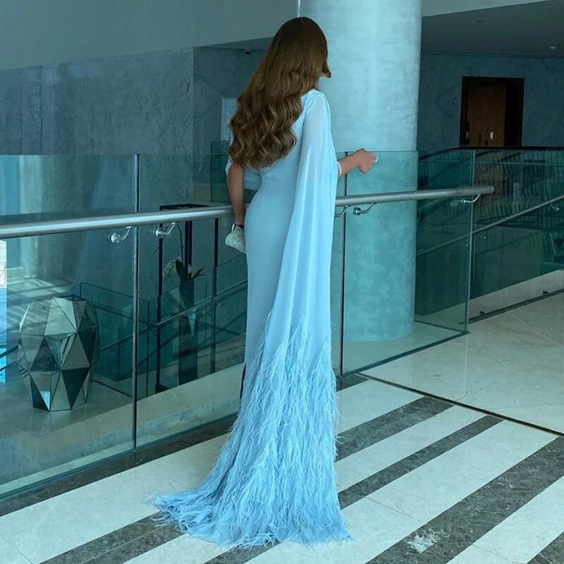 Robe drapée avec traîne en plumes