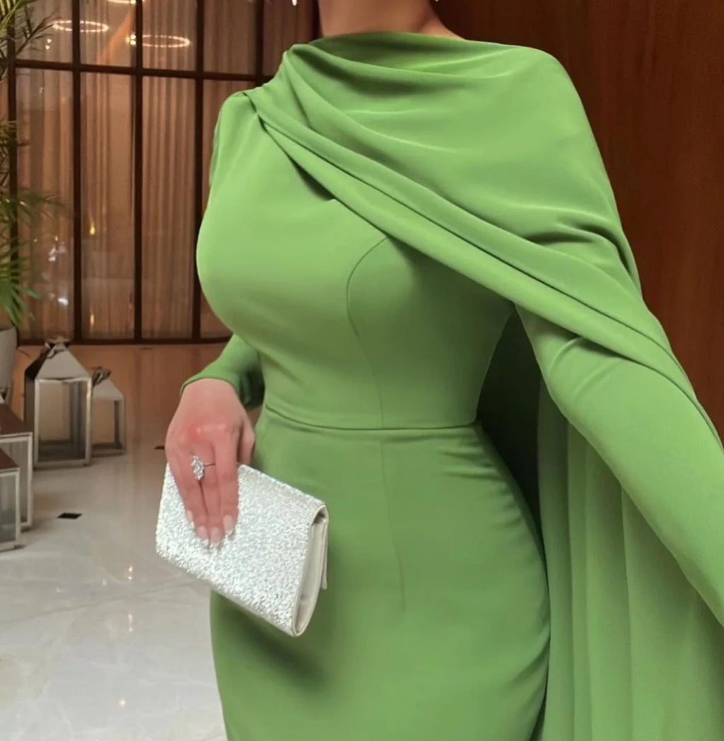 Robe verte avec cape et traîne
