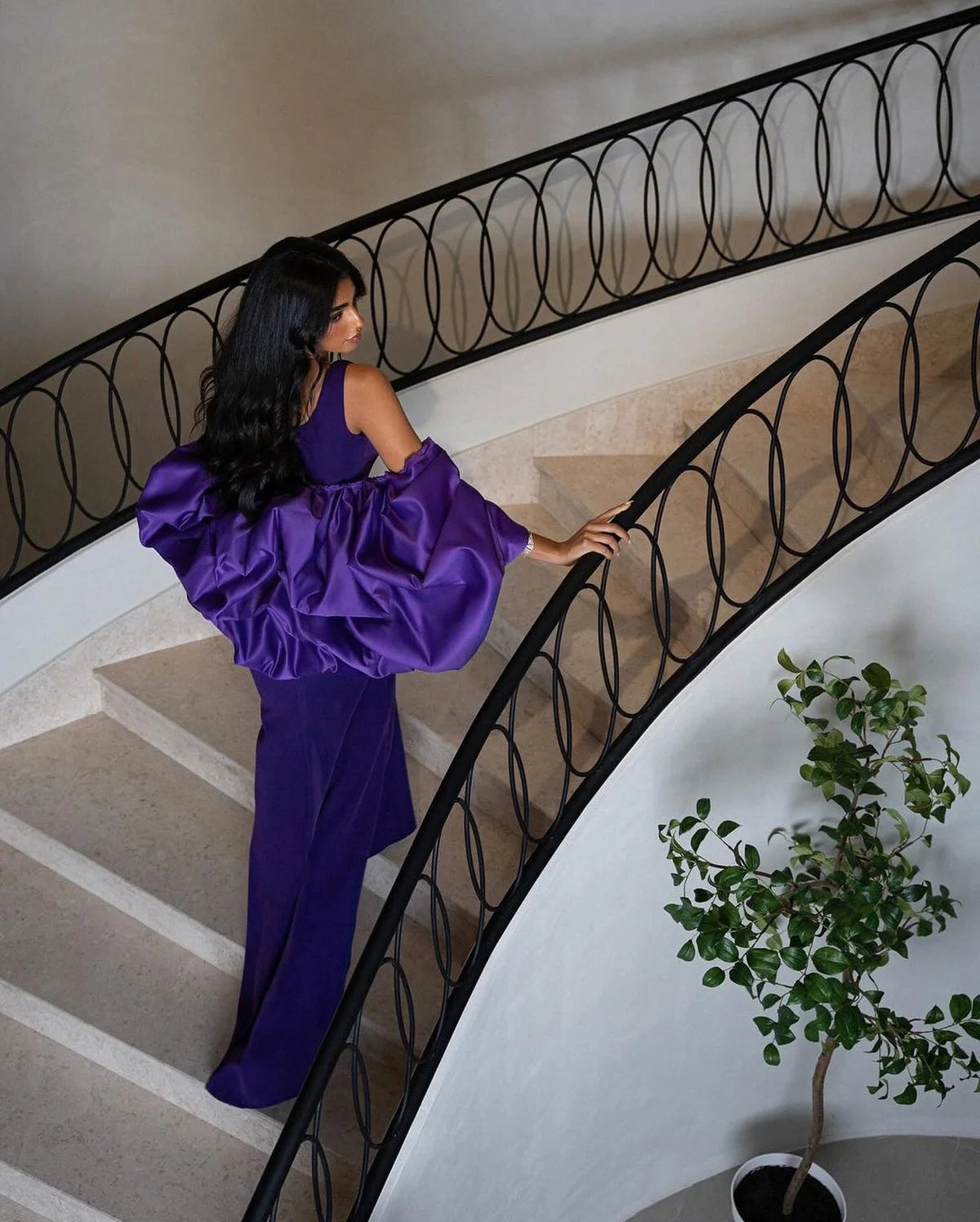 Robe violette écharpe fleurie