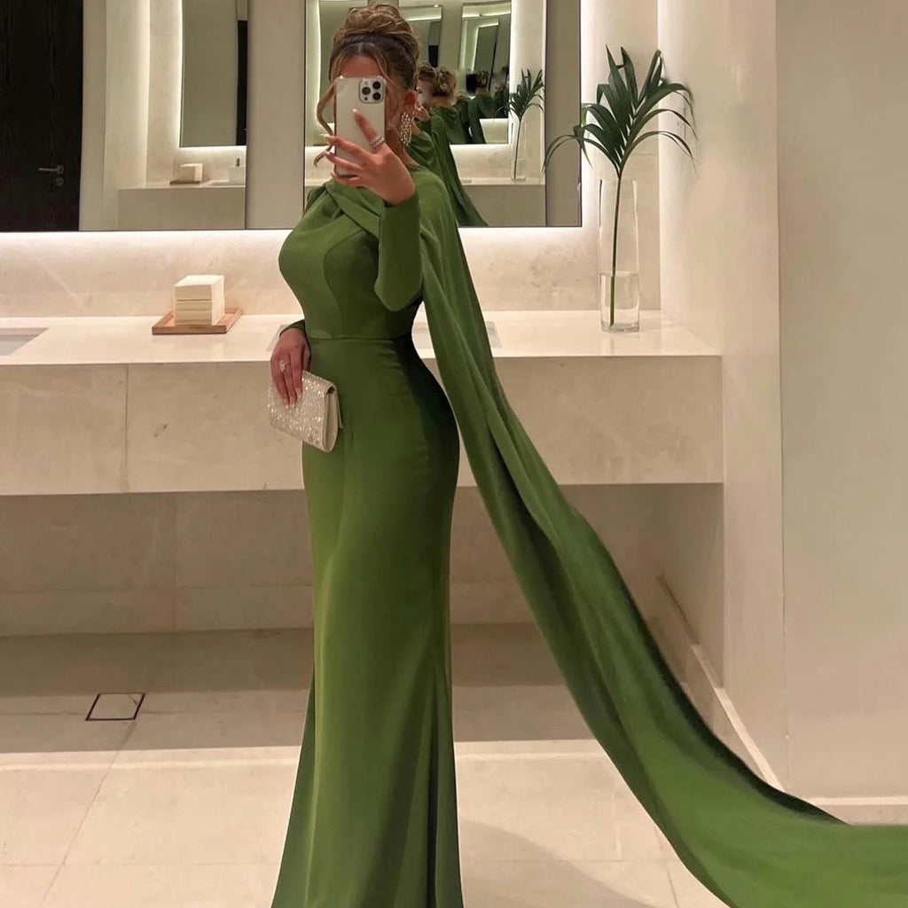 Robe verte avec cape et traîne