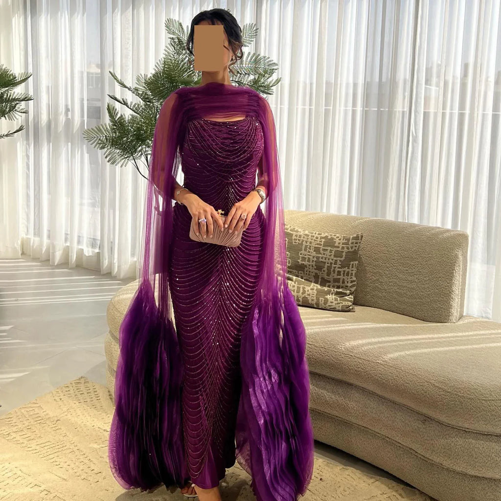 Robe de soirée en tulle violet avec perles et cape fluide