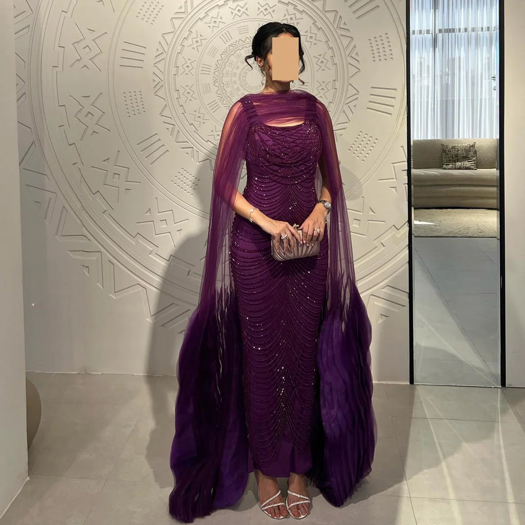 Robe de soirée en tulle violet avec perles et cape fluide