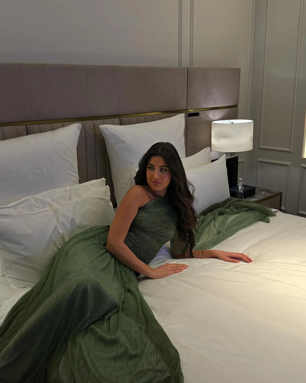 Robe de soirée drapée en satin vert métallisé