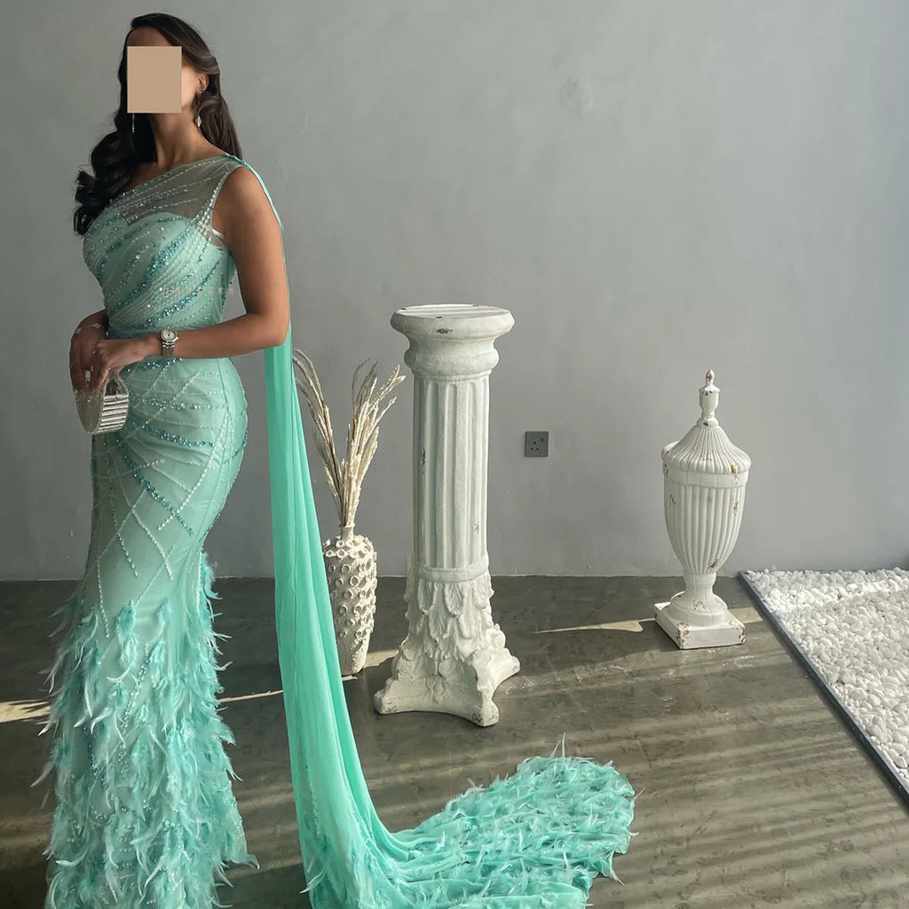 Robe asymétrique brodée avec plumes et traîne