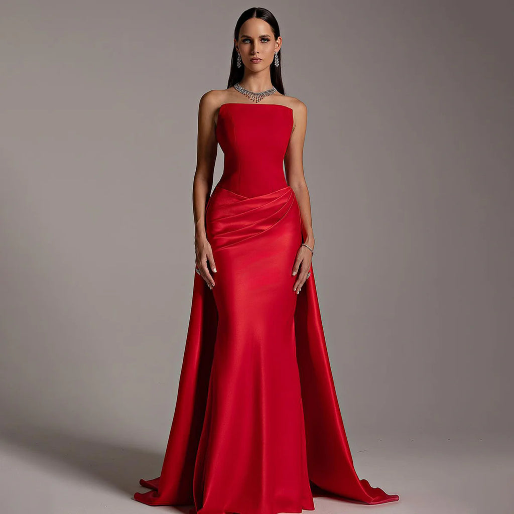 Robe rouge satinée avec traine