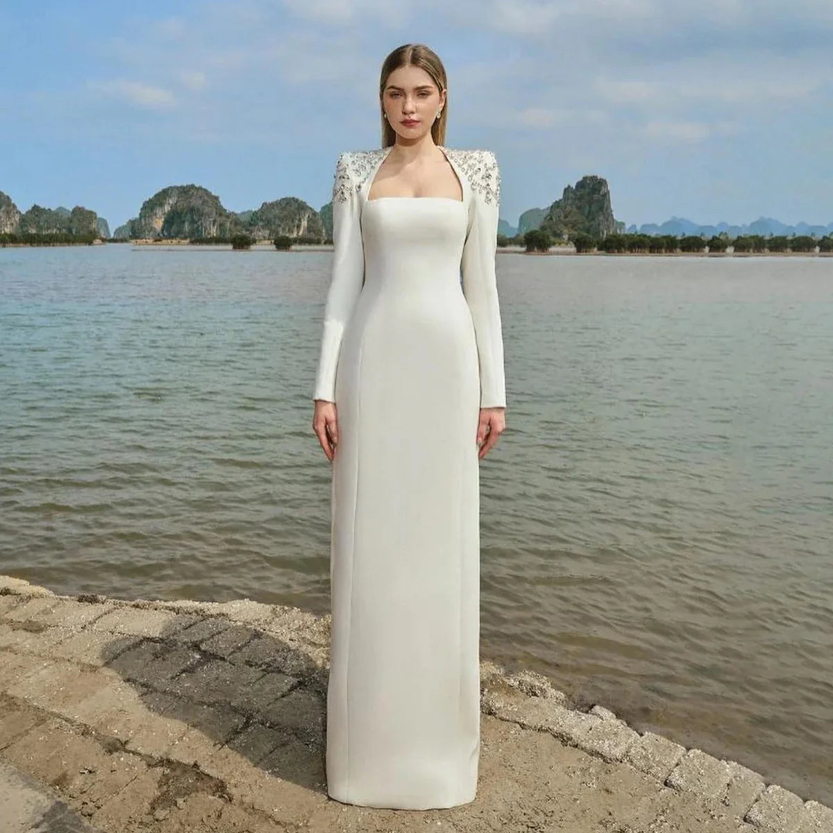 Robe à épaulettes brodées