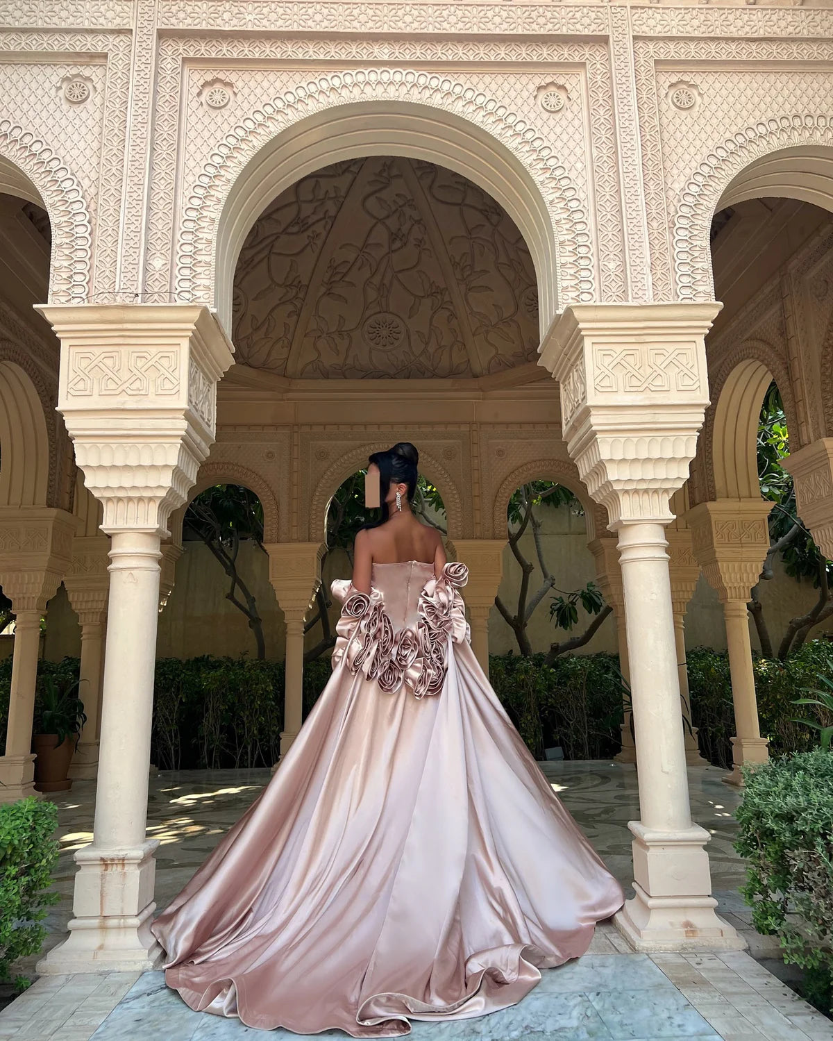 Robe bustier rose satinée cape fleuris