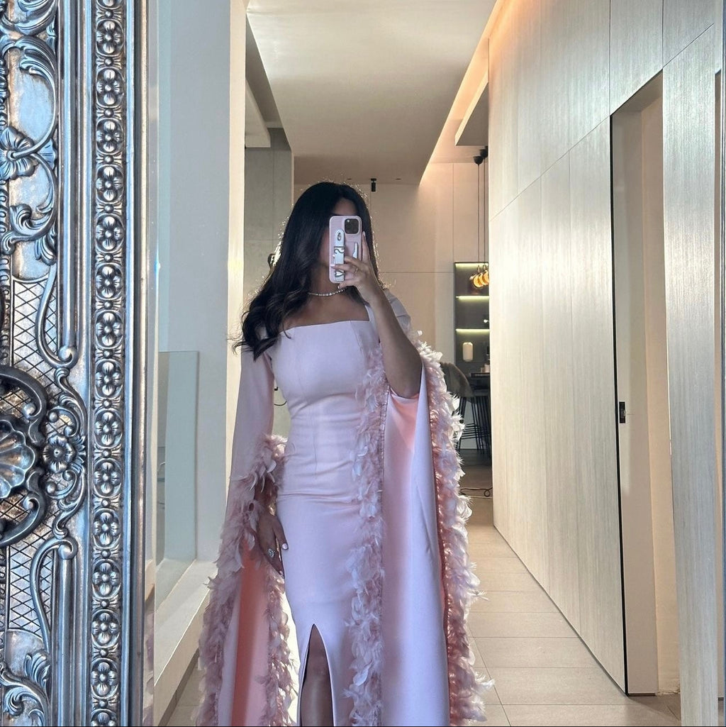 Robe Rose Longue avec Franges en Plumes et Décolleté Square