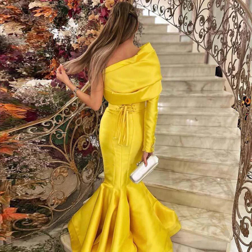 Robe jaune asymétrique en satin