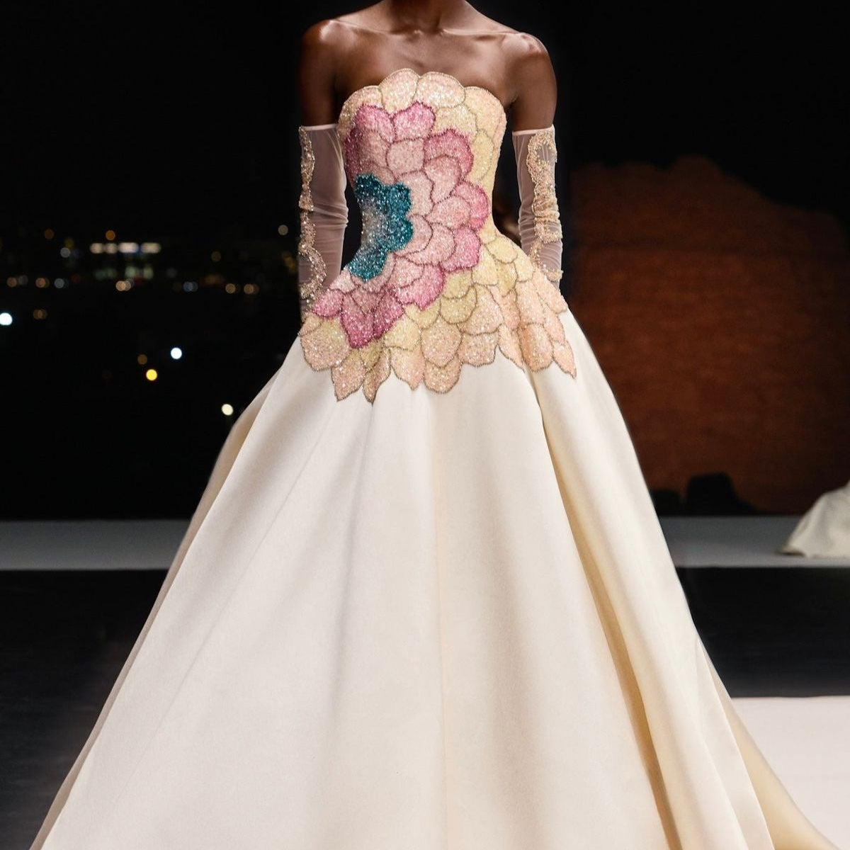 Robe satin brodée