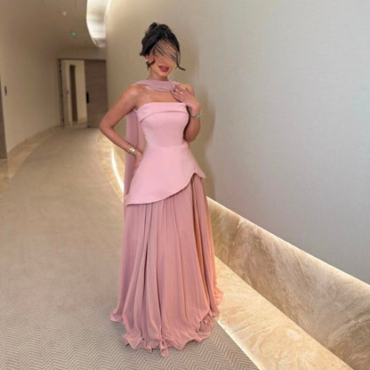 Robe de soirée en satin rose avec cape fluide