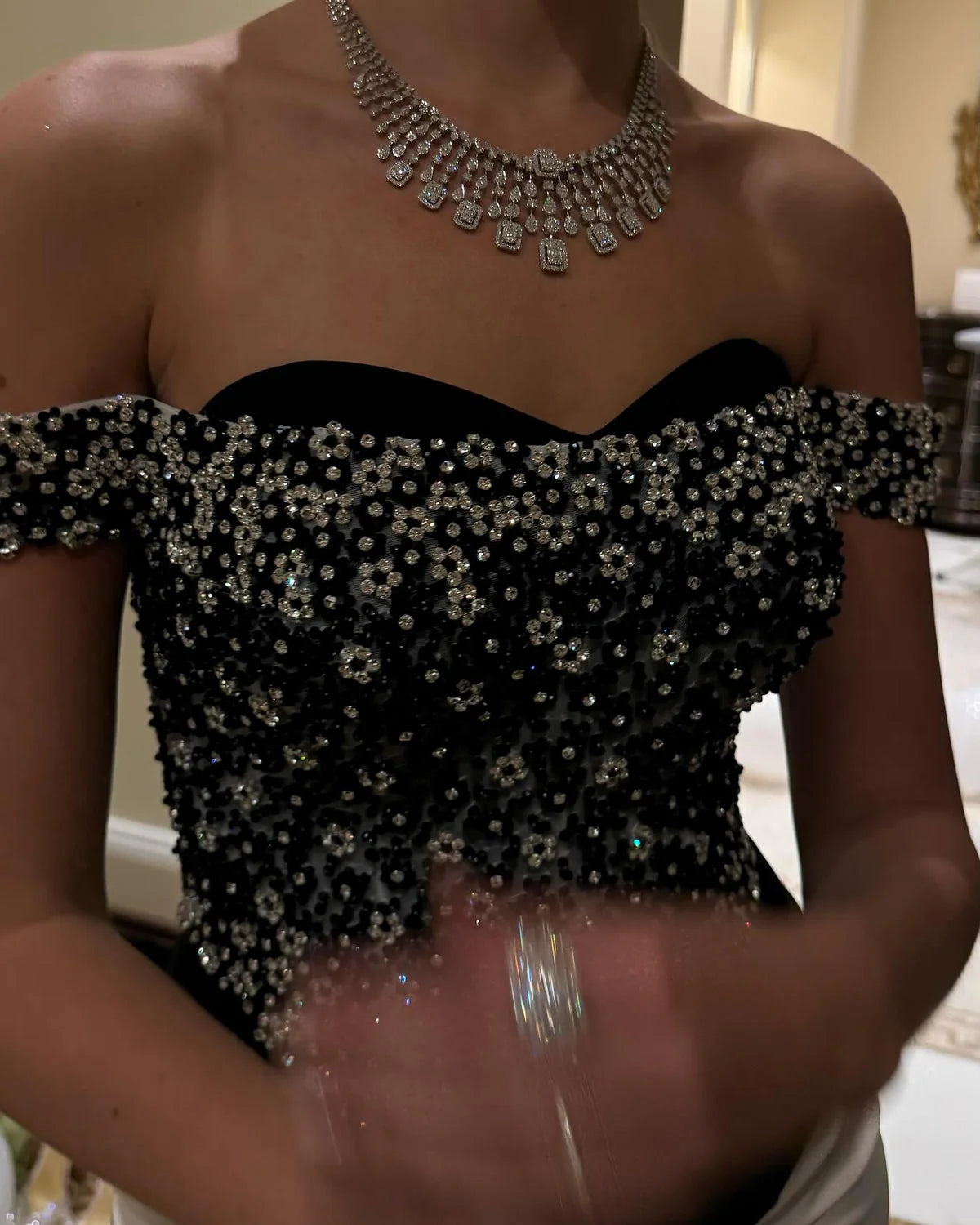 Robe épaule dénudée blanche et noir