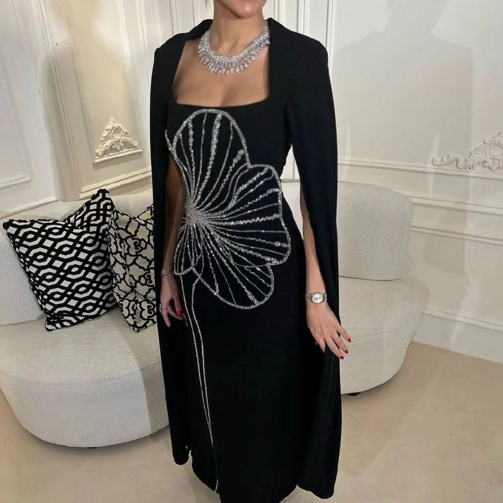 Robe noire élégante avec cape et broderie scintillante