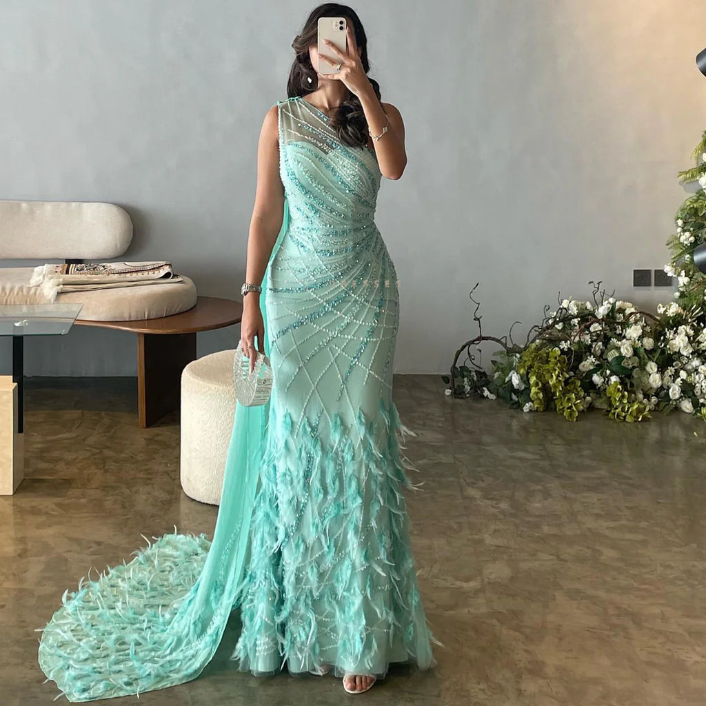 Robe asymétrique brodée avec plumes et traîne