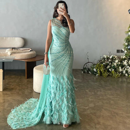 Robe asymétrique brodée avec plumes et traîne