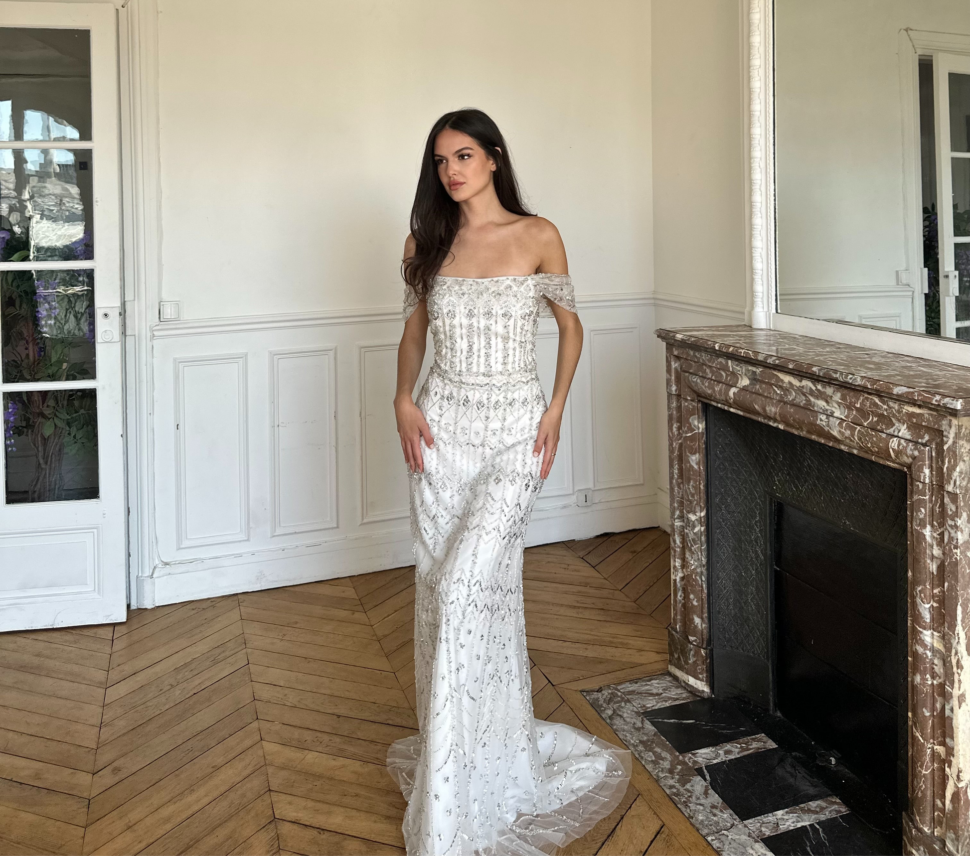 Robe blanche brodée à manches courtes