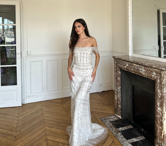 Robe blanche brodée à manches courtes