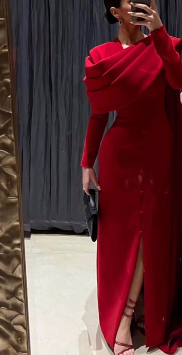Robe rouge manche cape