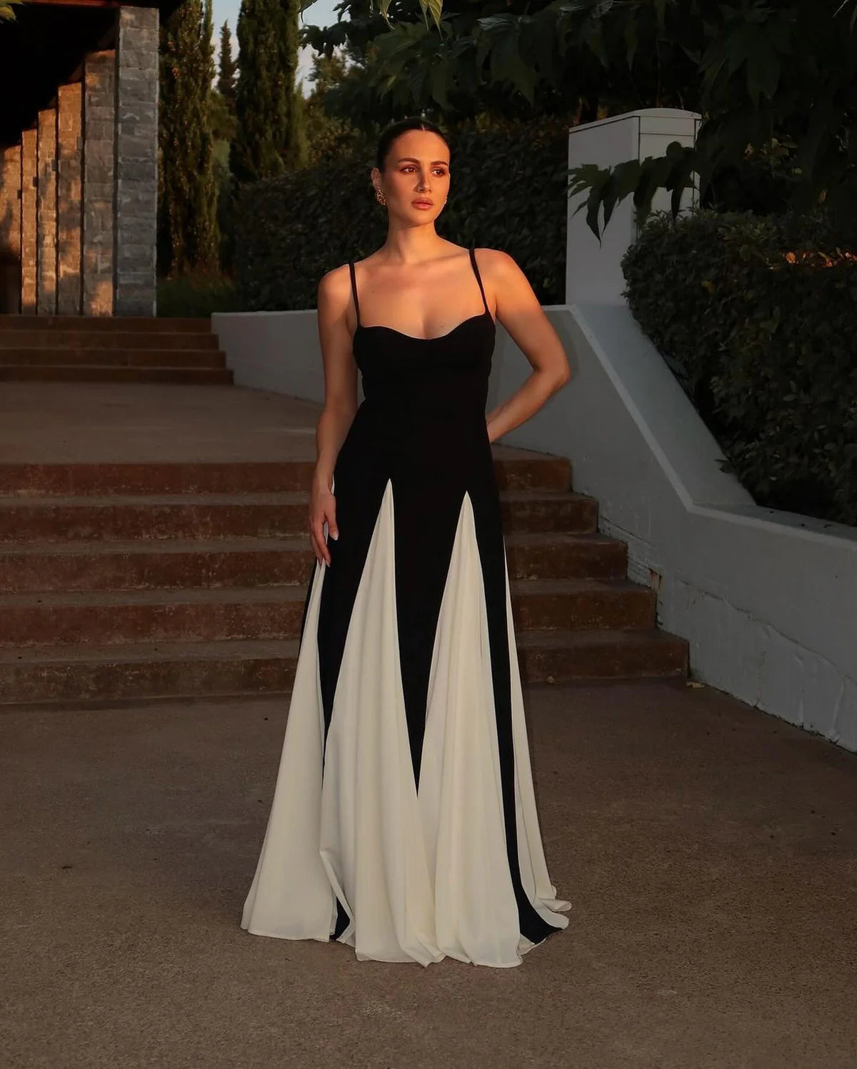 Robe à volants noir et blanc