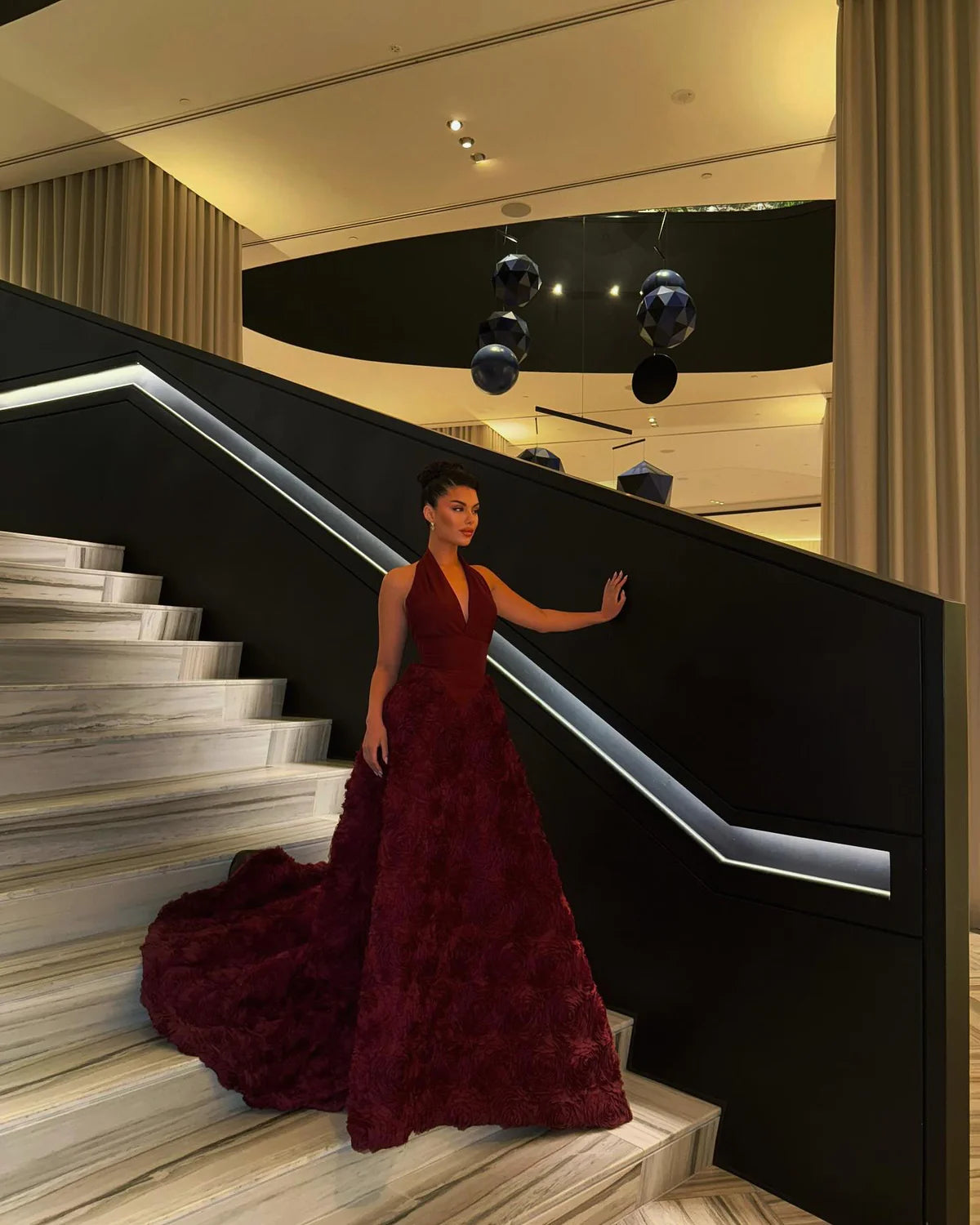 Robe bordeaux détail floral
