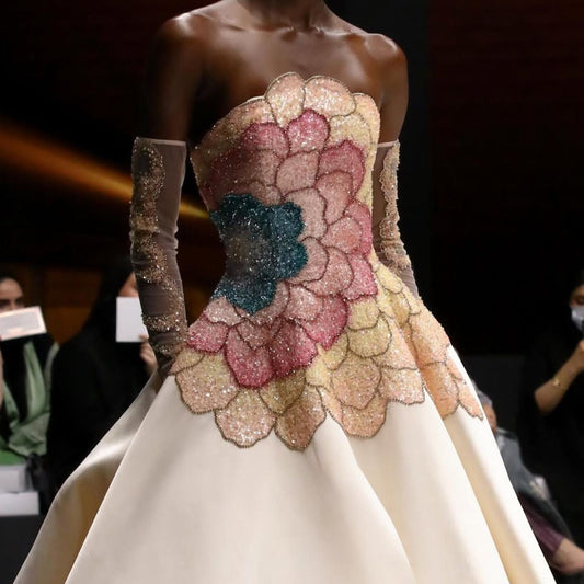 Robe satin brodée