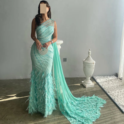 Robe asymétrique brodée avec plumes et traîne