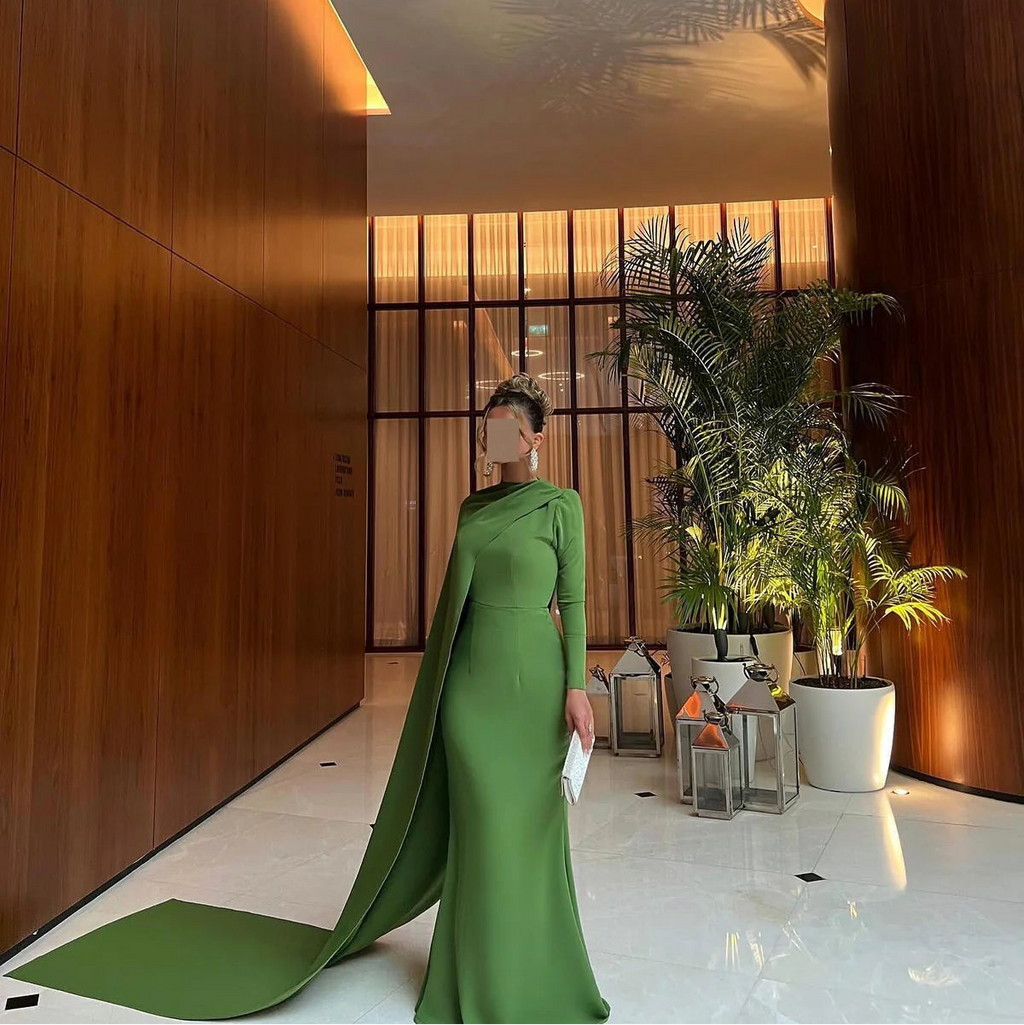 Robe verte avec cape et traîne