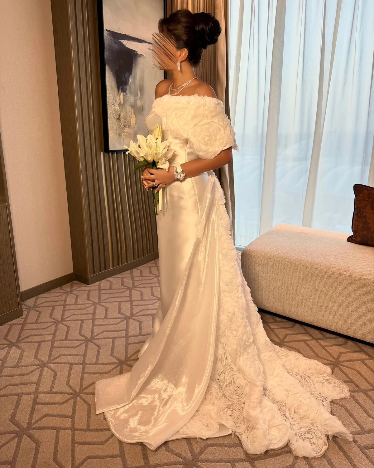 Robe blanche en satin cape fleuri