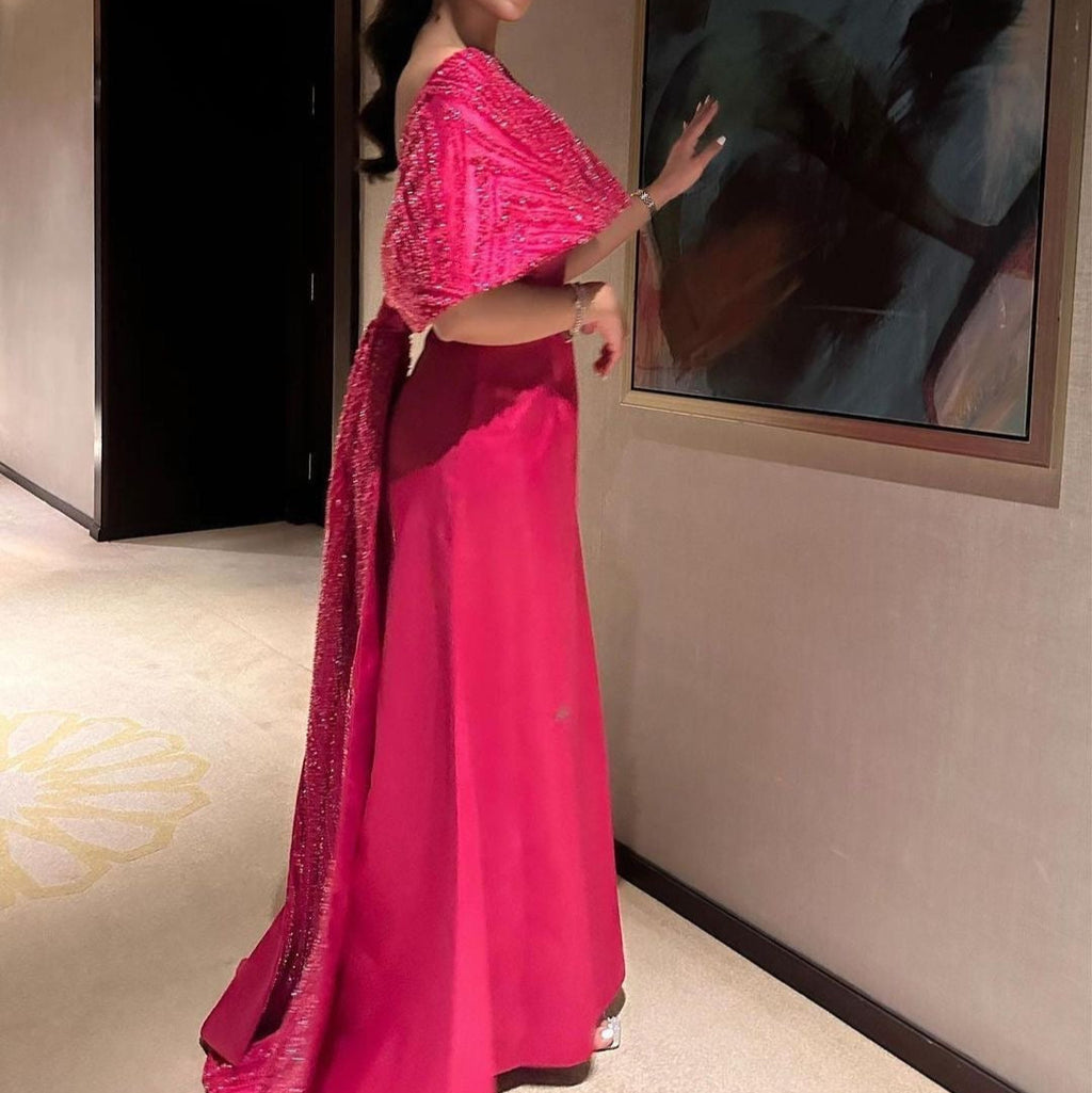 Robe Rose Élégante avec Cape en Perles et Traîne Fluide