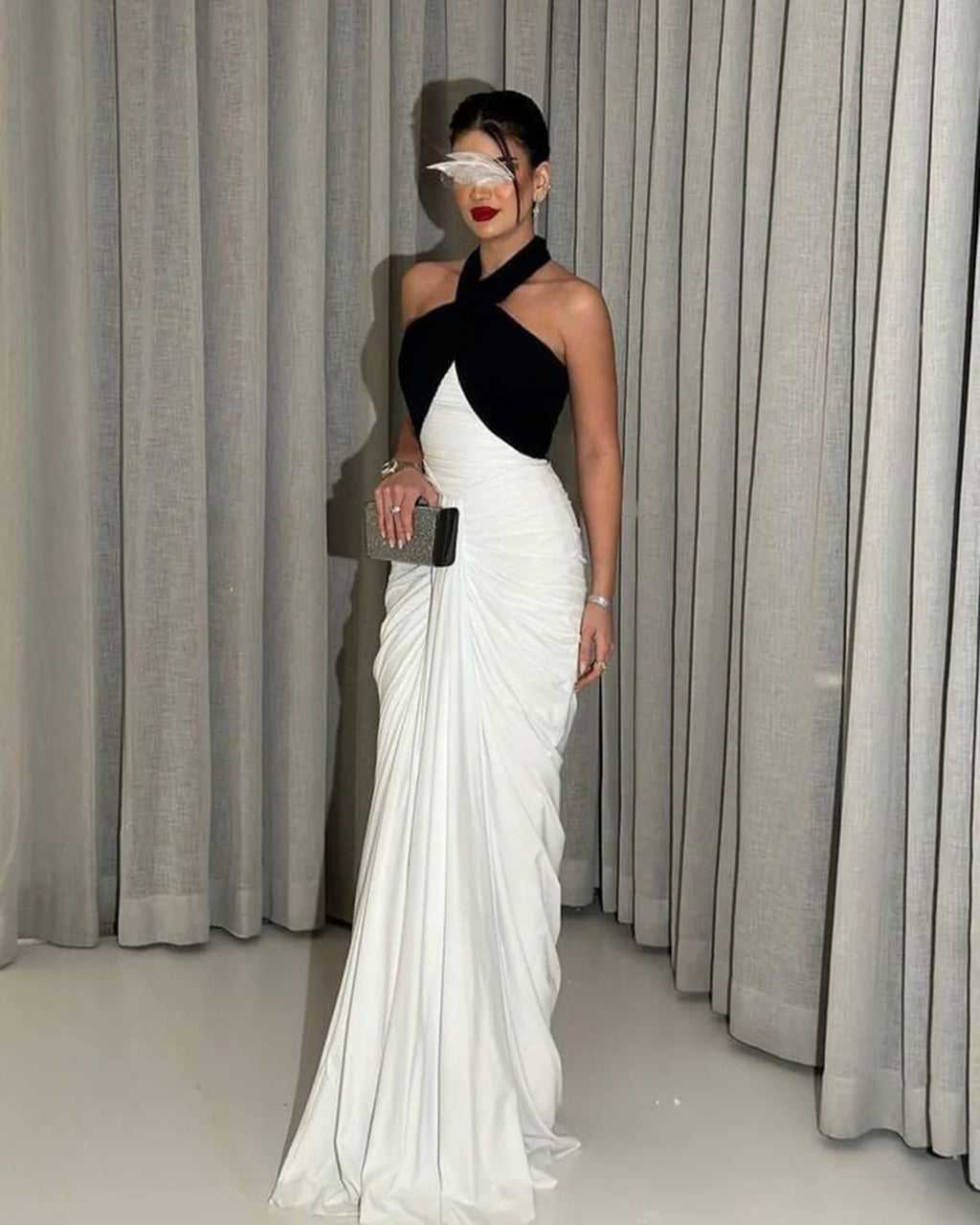 Robe drapée noir et blanc