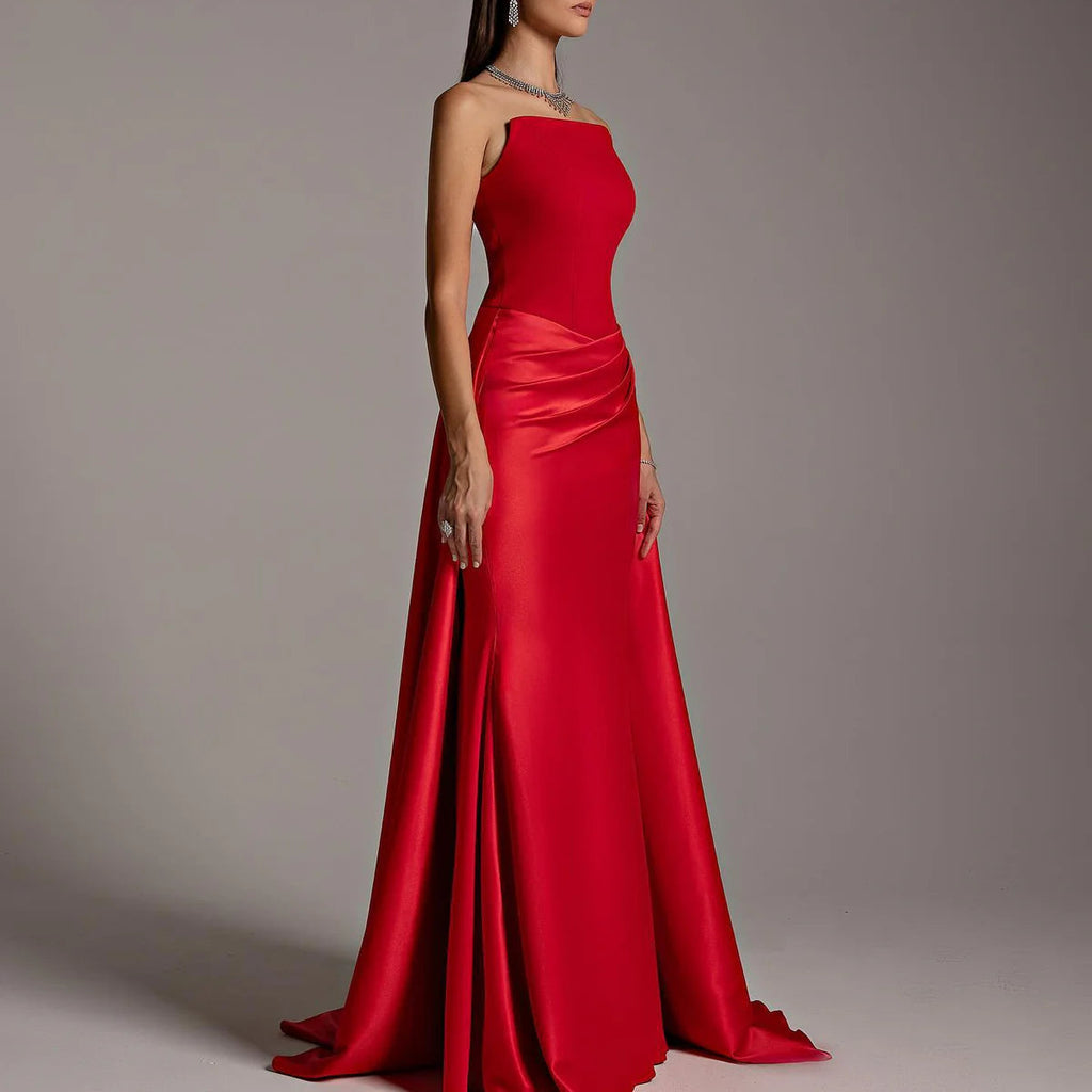 Robe rouge satinée avec traine