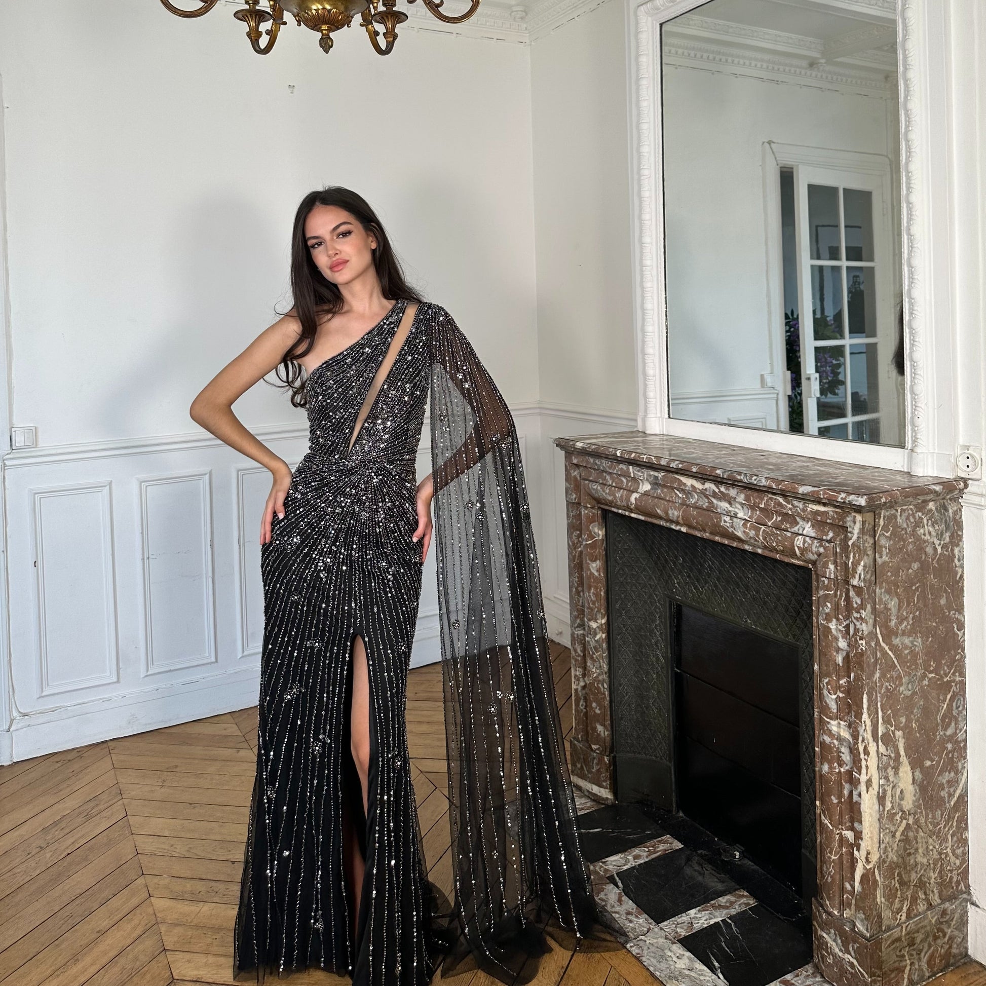 Robe Noire à Paillettes avec Traîne Élégante