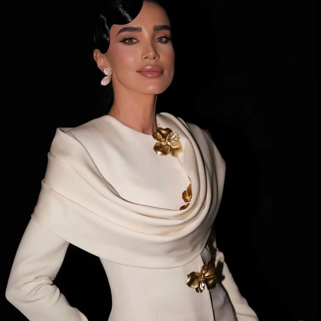 Robe de soirée blanche avec cape et boutons floraux dorés