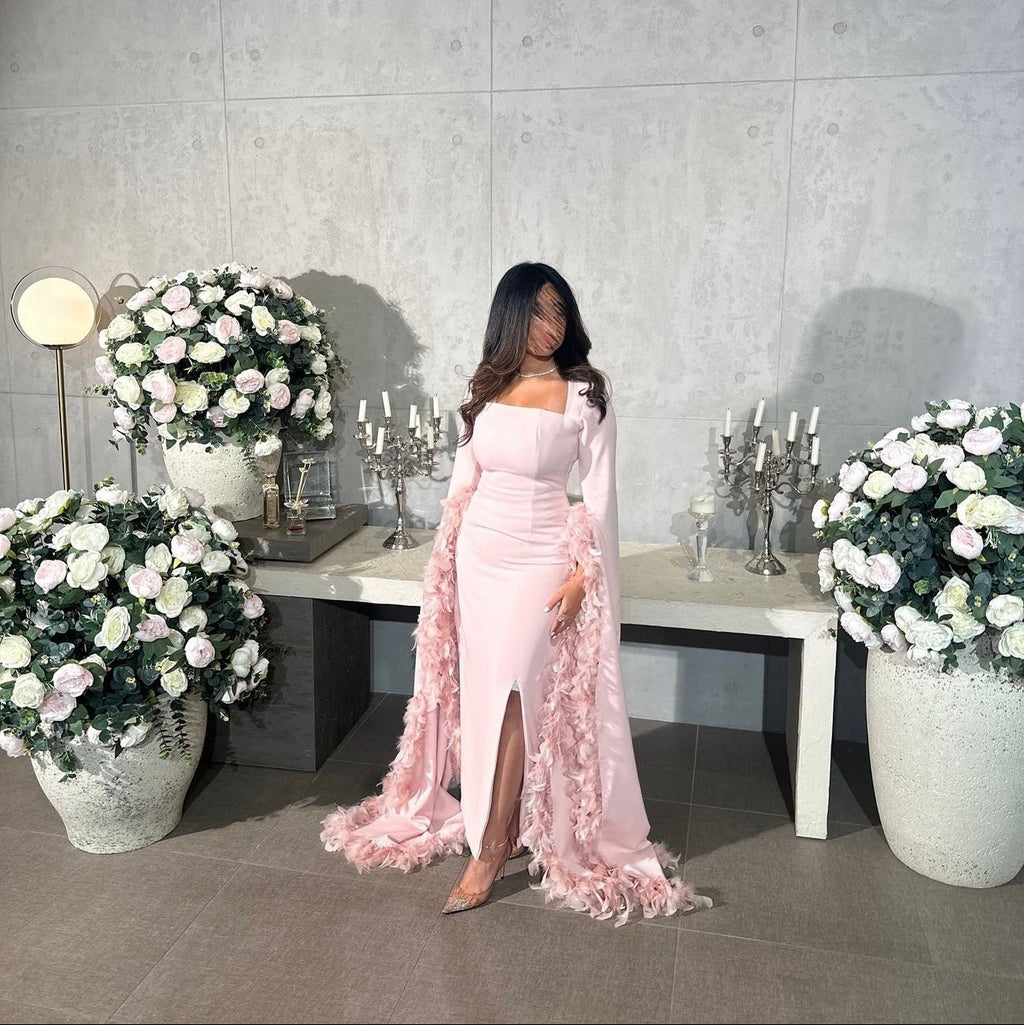 Robe Rose Longue avec Franges en Plumes et Décolleté Square