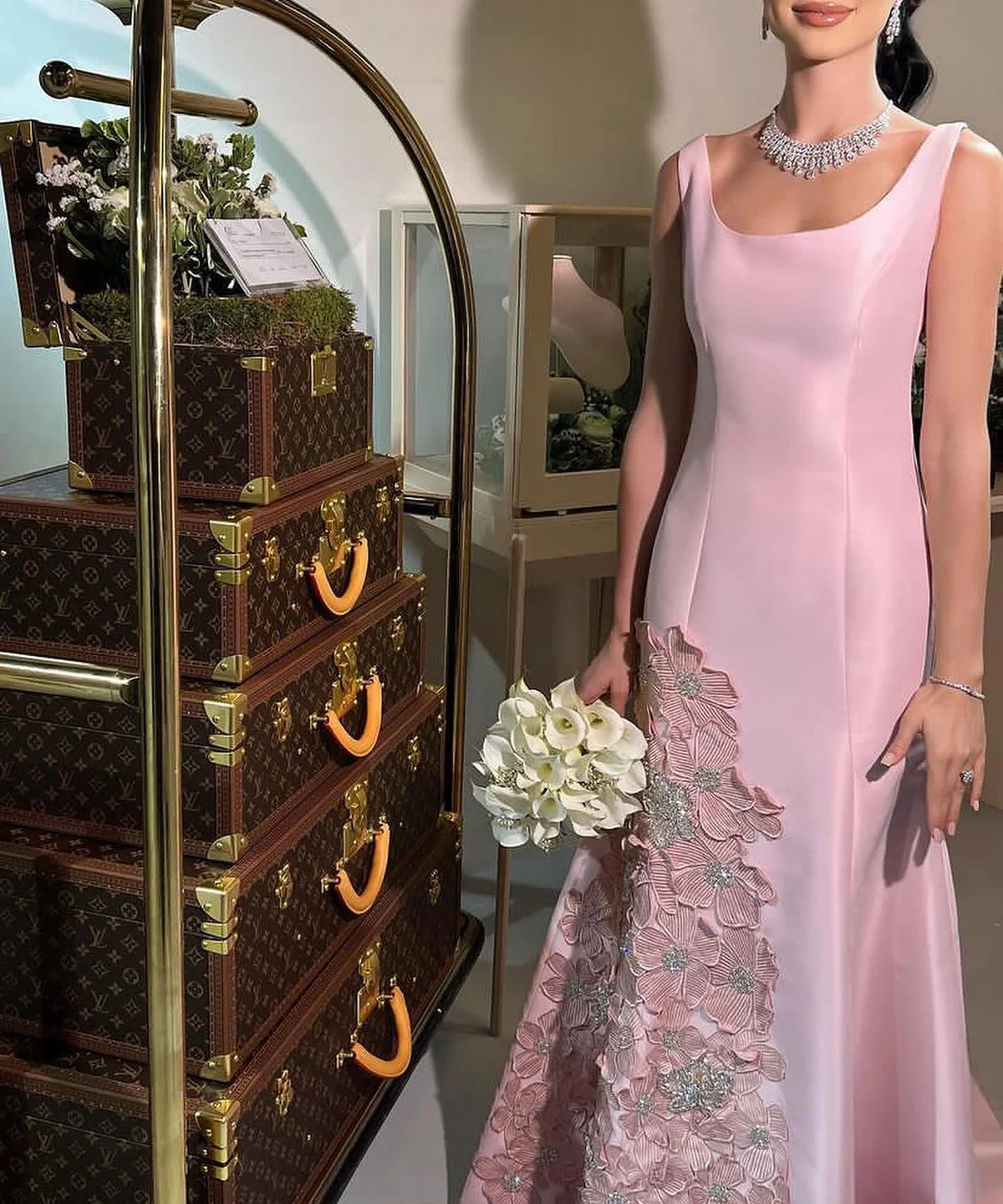 Robe rose à fleurs et perles