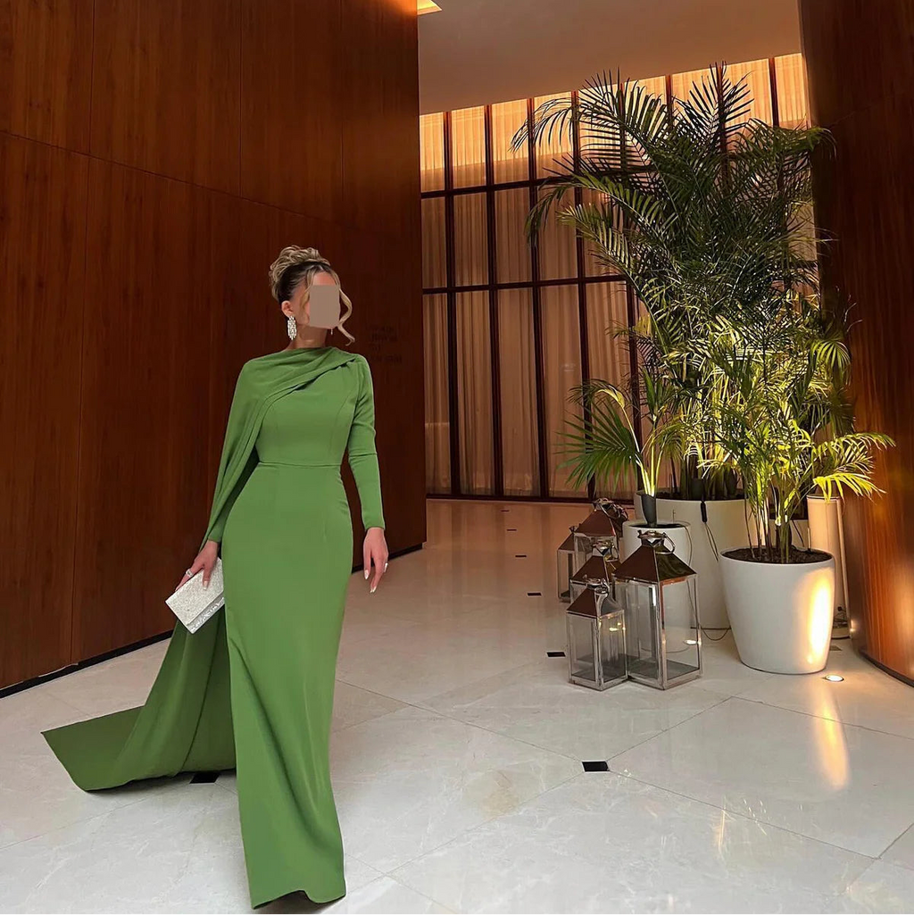 Robe verte avec cape et traîne