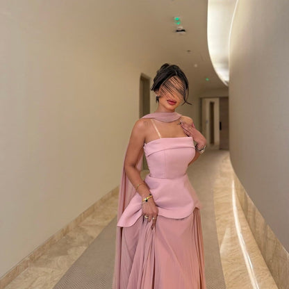 Robe de soirée en satin rose avec cape fluide