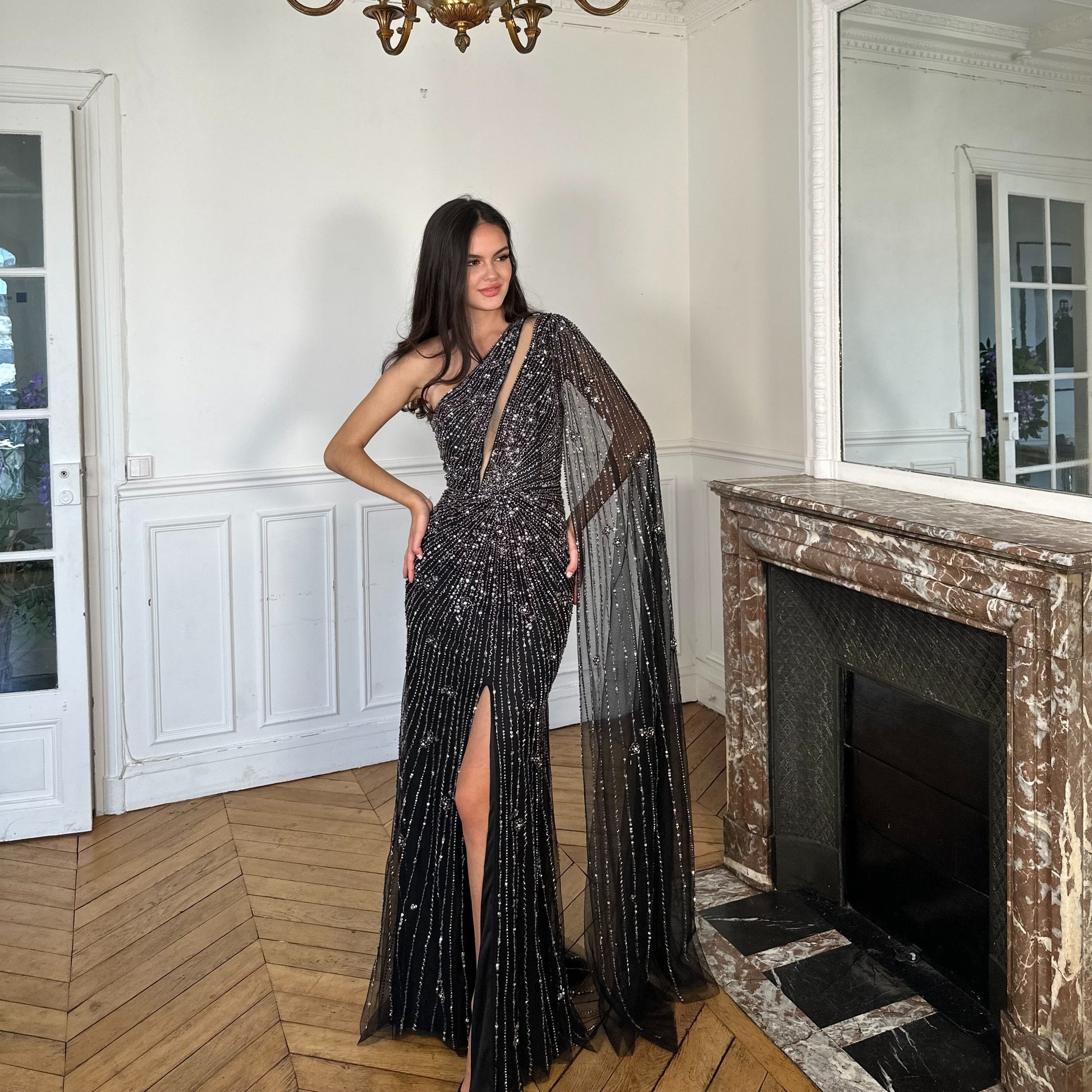 Robe Noire à Paillettes avec Traîne Élégante