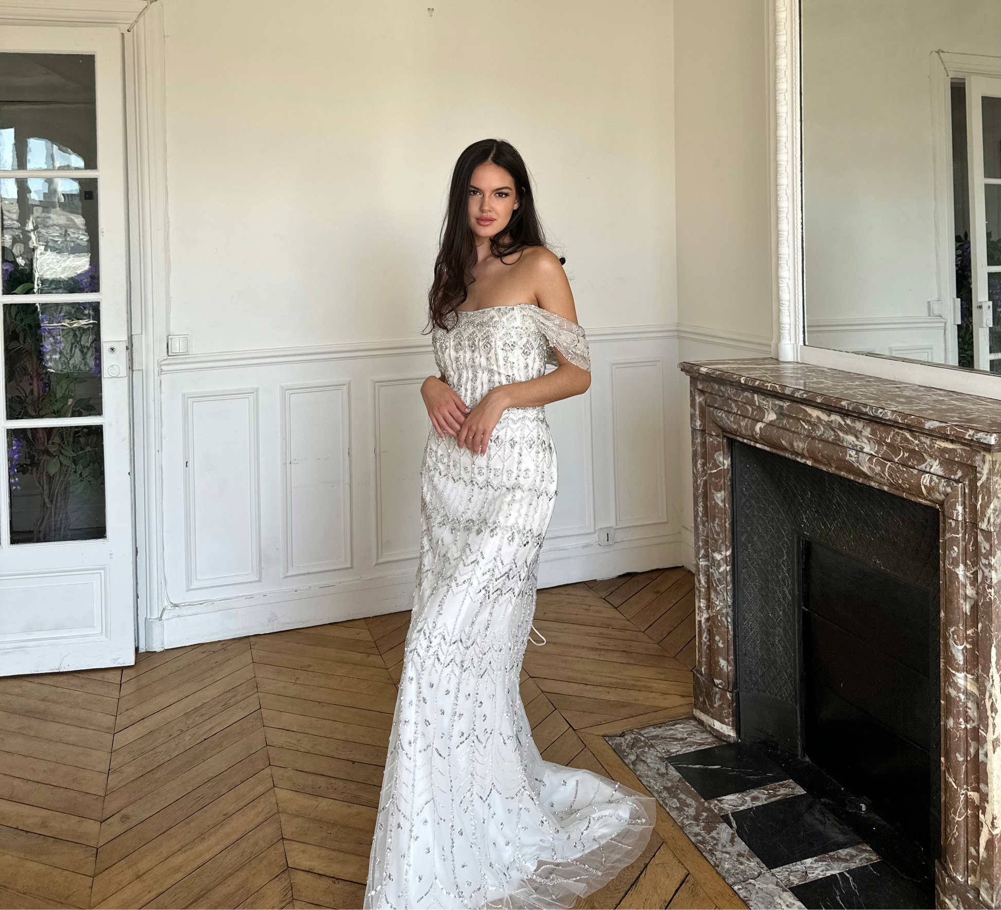 Robe blanche brodée à manches courtes