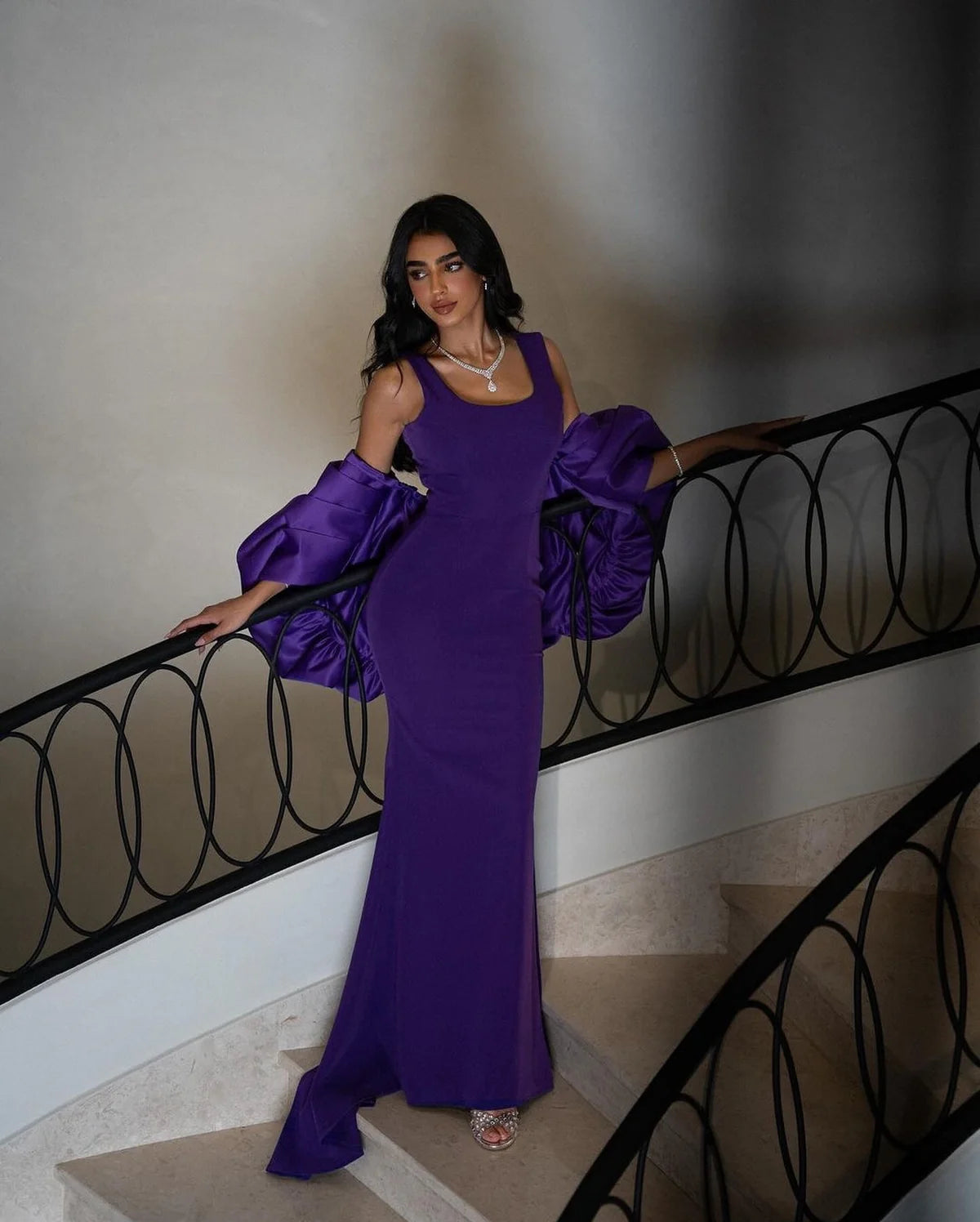 Robe violette écharpe fleurie