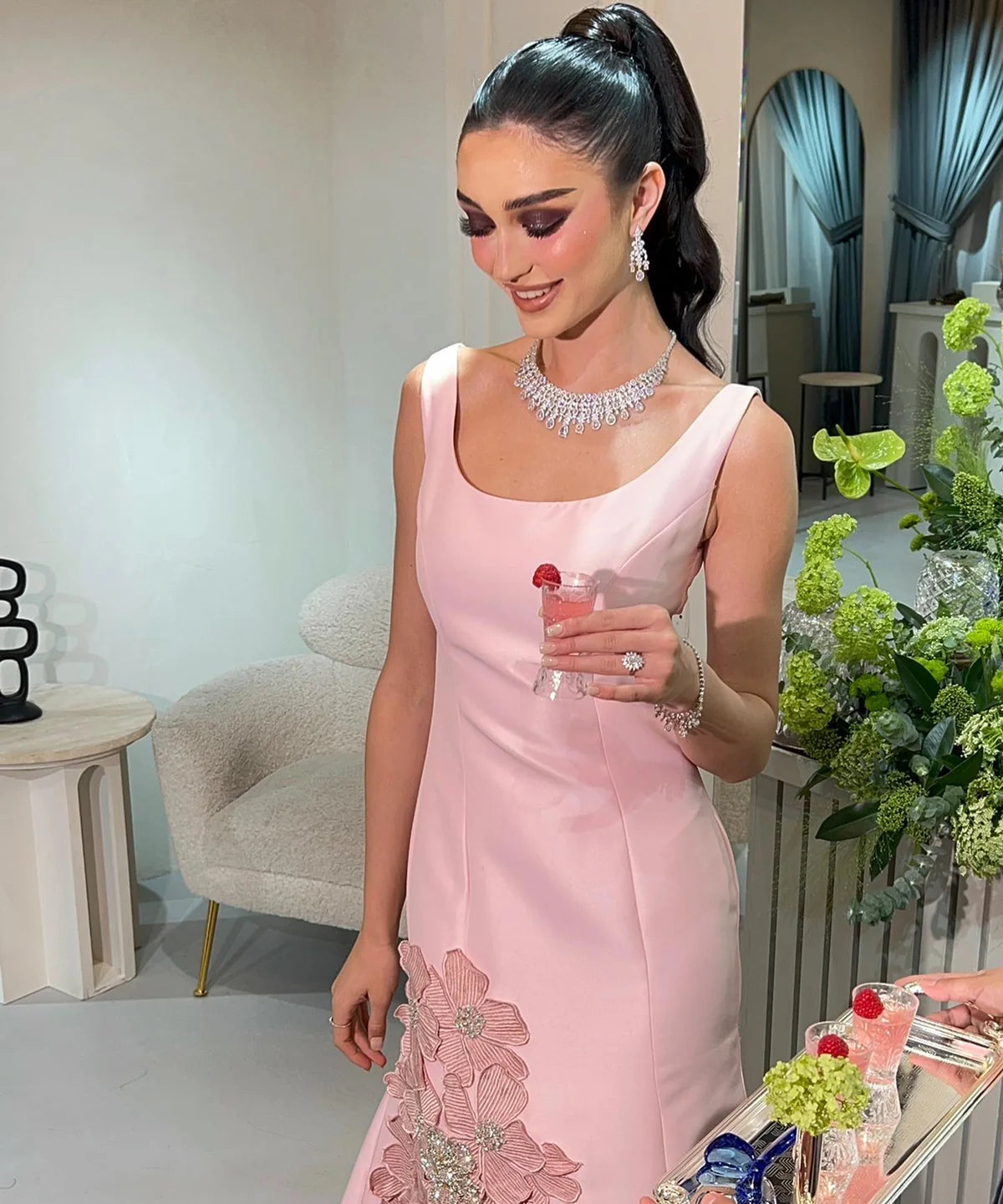 Robe rose à fleurs et perles