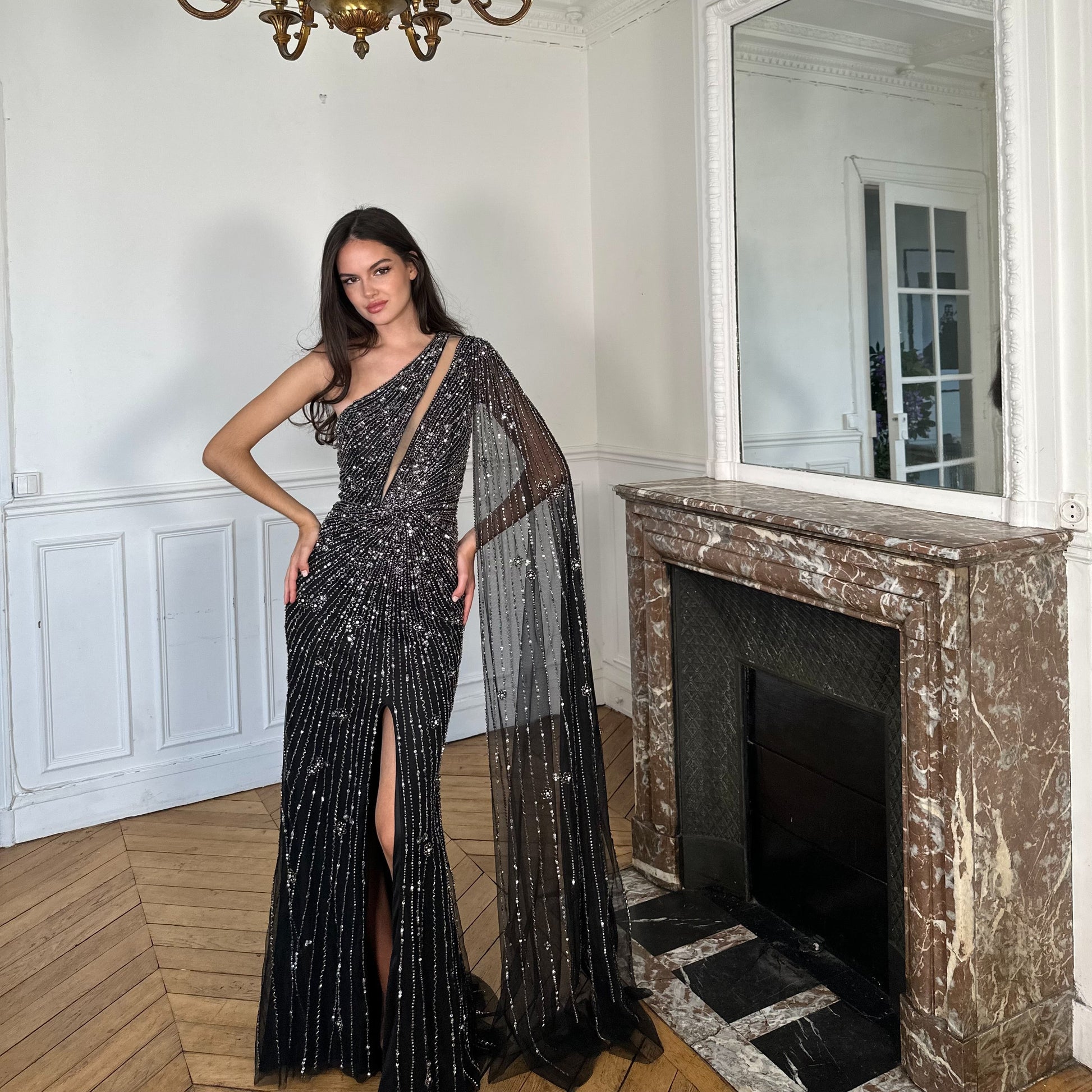 Robe Noire à Paillettes avec Traîne Élégante