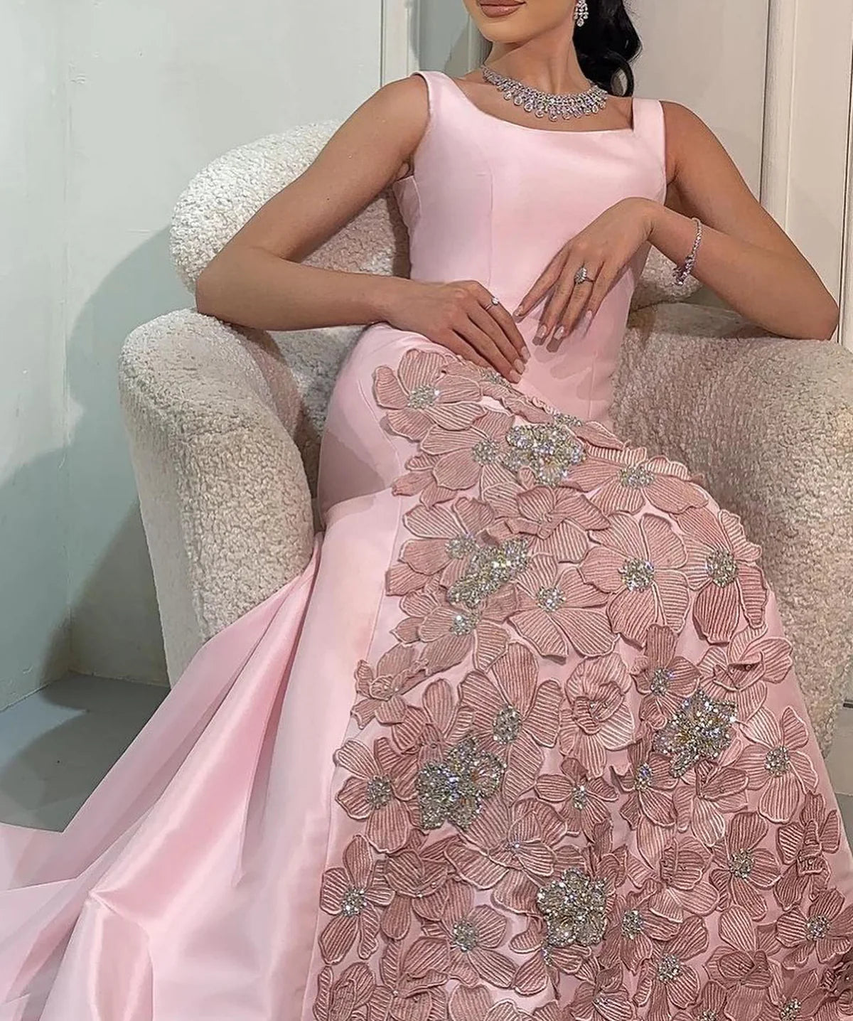 Robe rose à fleurs et perles