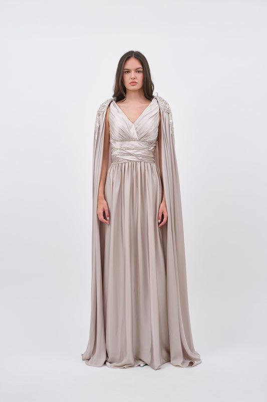 Robe Longue Satinée avec Détails Cristaux et Manches Fluides