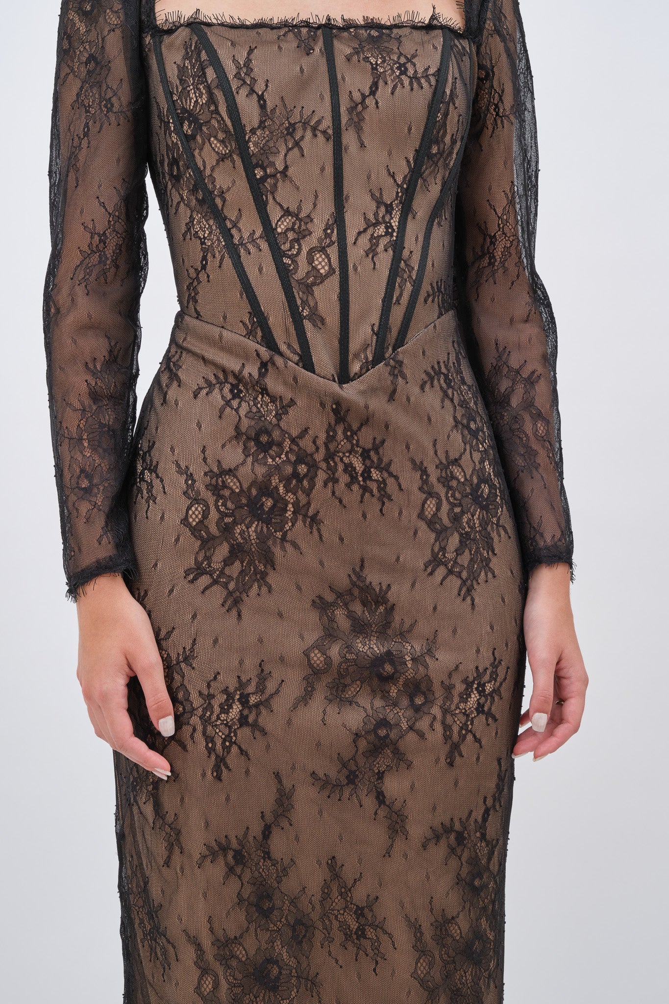 Robe Noire Longue en Dentelle avec Corsage Structuré