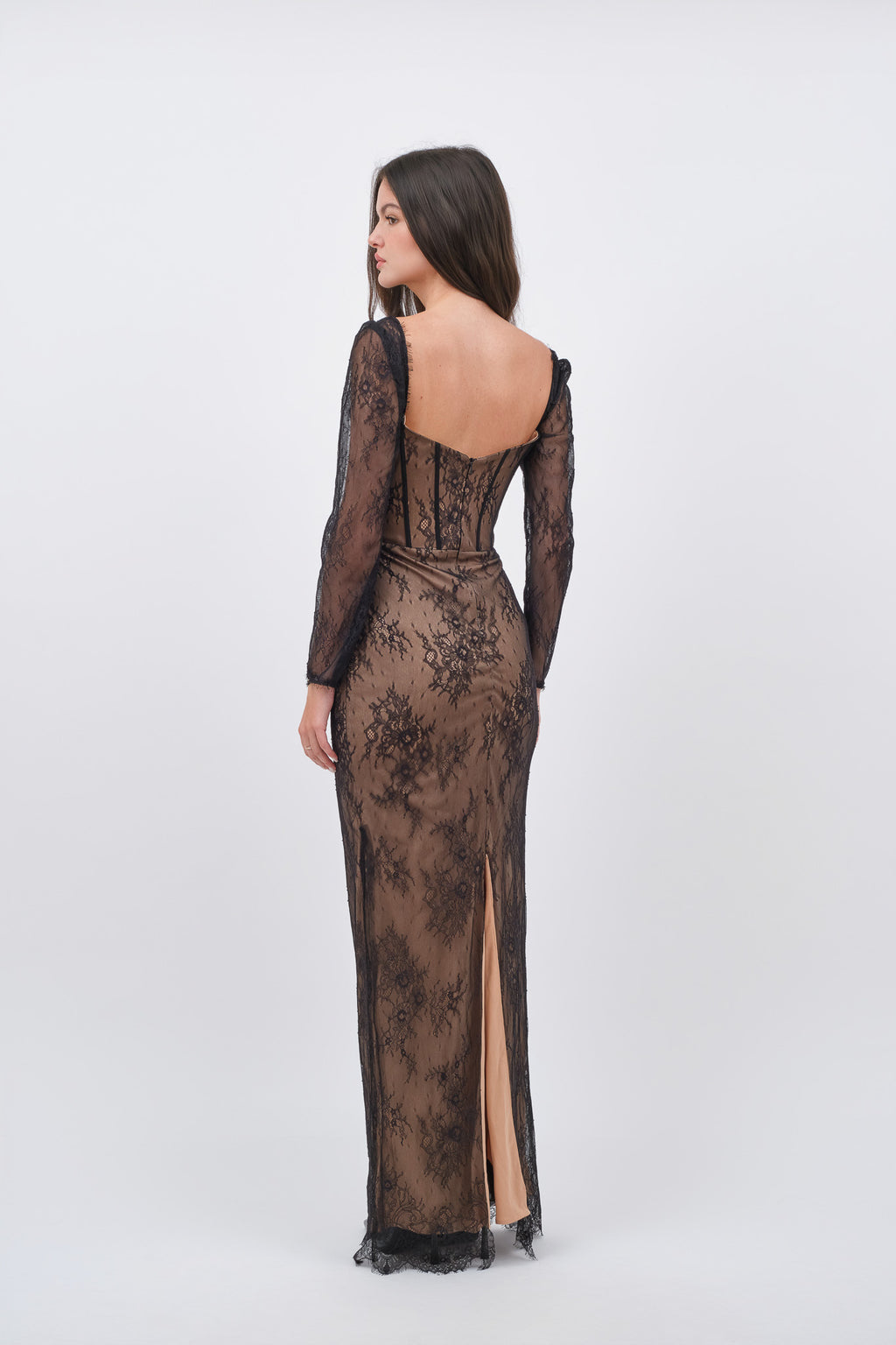 Robe Noire Longue en Dentelle avec Corsage Structuré