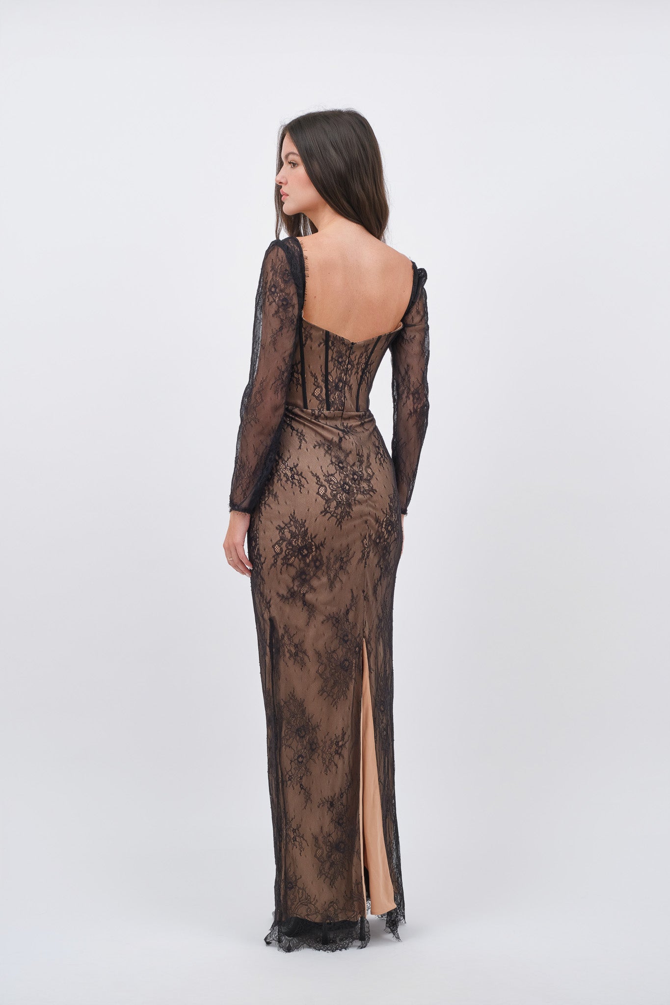 Robe Noire Longue en Dentelle avec Corsage Structuré