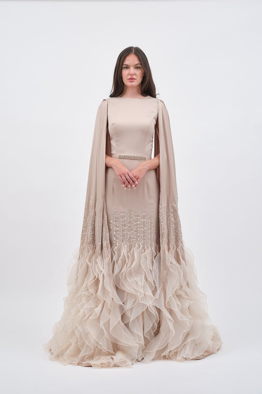 Robe longue avec cape brodée et jupe à volants