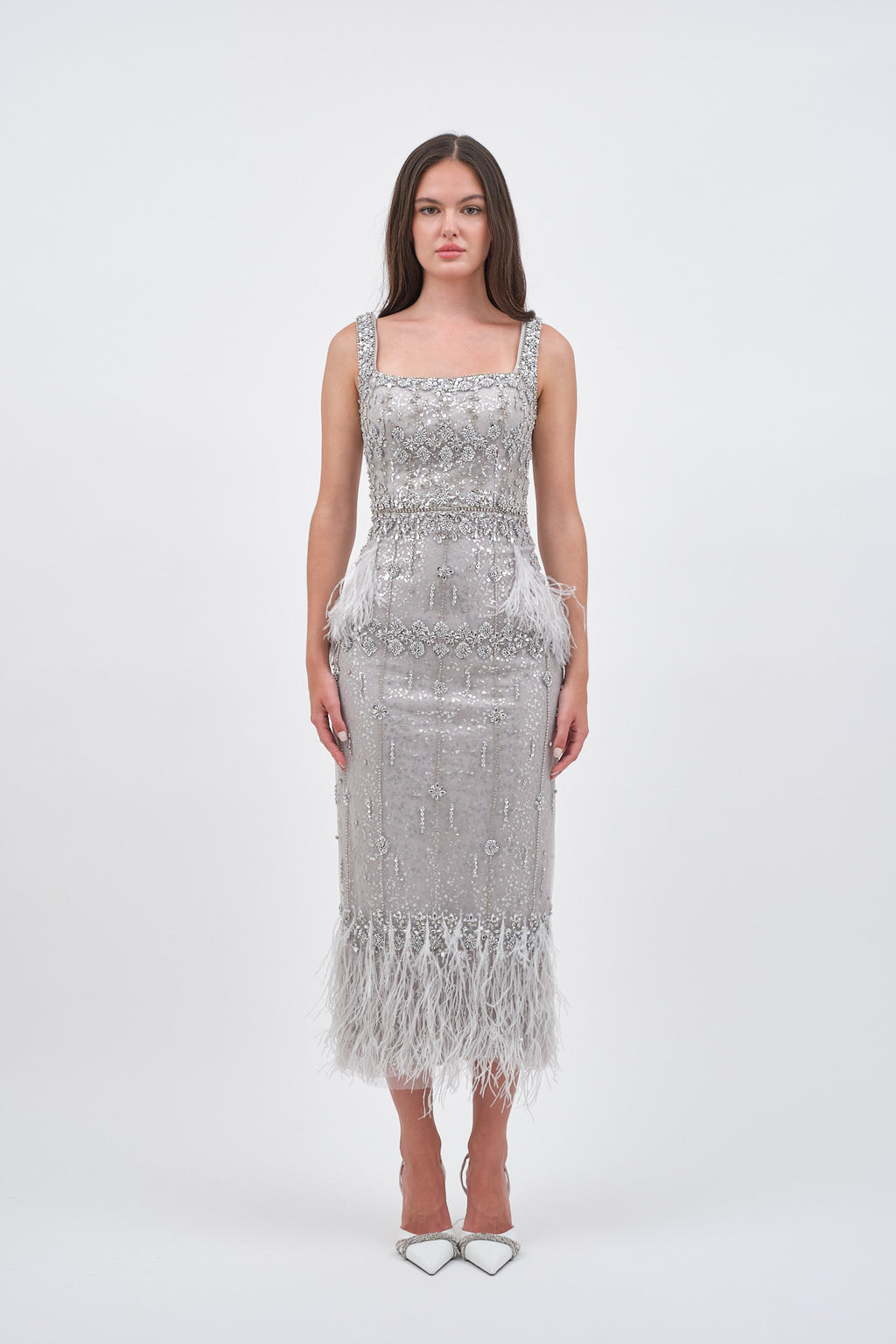 Robe de Soirée Argentée avec Détail en Plumes et Traîne Élégante